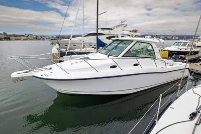 Boston Whaler 345 Conquest.