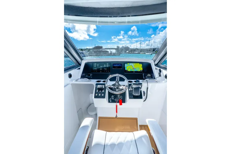  Yacht Photos Pics Helm of 2026 Hammer Yachts 35HH, featuring modern navigation displays and controls.