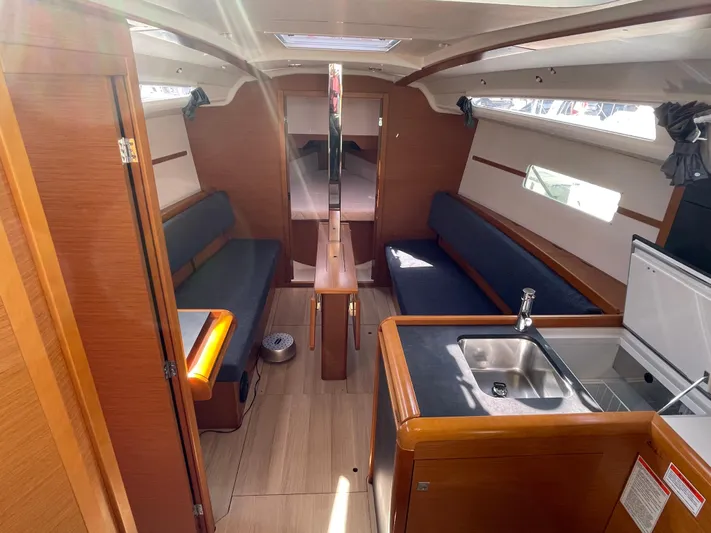 Isla Yacht Photos Pics 