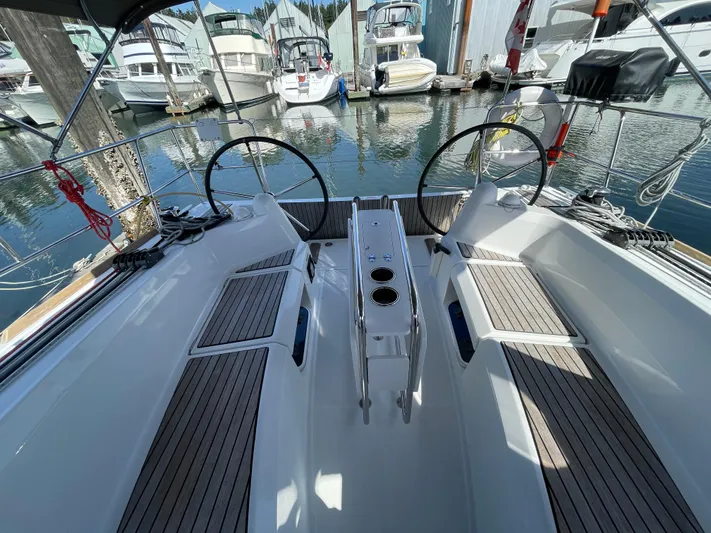 Isla Yacht Photos Pics 