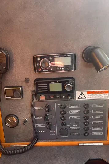 Isla Yacht Photos Pics 