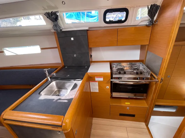 Isla Yacht Photos Pics 