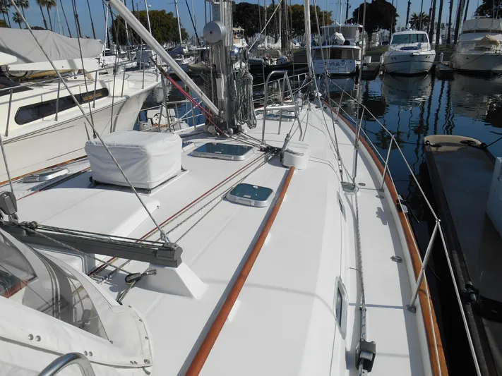 Eventus Yacht Photos Pics Beneteau Oceanis 50 sailboat, 2000 model, docked in a marina with clear skies.