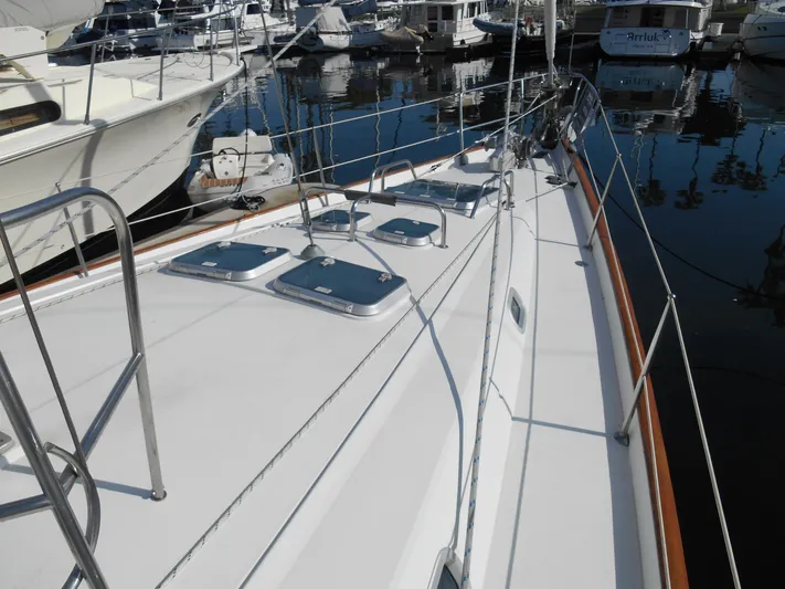 Eventus Yacht Photos Pics Beneteau Oceanis 50 sailboat deck, 2000 model, docked in a marina with other boats.