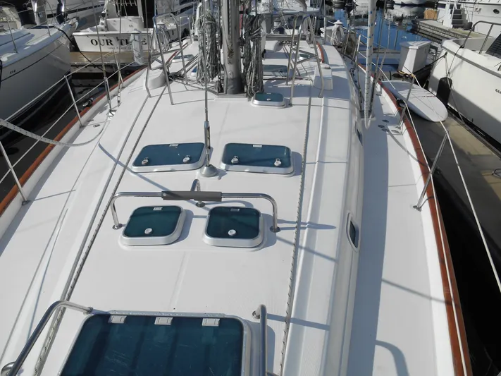 Eventus Yacht Photos Pics Beneteau Oceanis 50 sailboat deck, 2000 model, docked at marina.