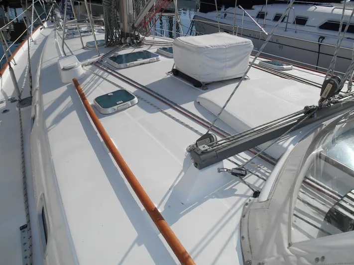 Eventus Yacht Photos Pics Beneteau Oceanis 50 sailboat deck, 2000 model, featuring sleek design and modern fittings.