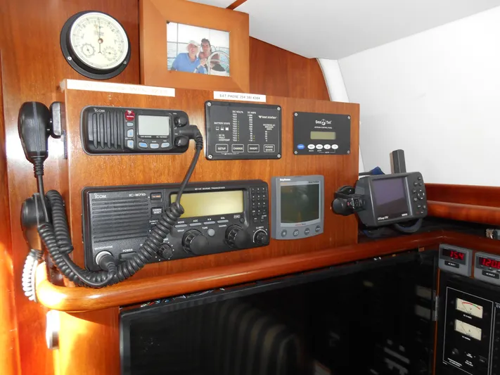 Eventus Yacht Photos Pics Navigation equipment on a 2000 Beneteau Oceanis 50 yacht control panel.