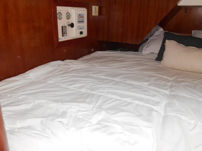 Eventus Yacht Photos Pics Cozy cabin bed in 2000 Beneteau Oceanis 50 sailboat with control panel.