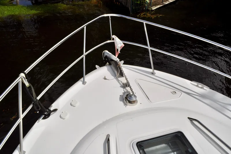 King Leisure Yacht Photos Pics Bow of 2002 Sea Ray 480 Sedan Bridge with anchor and railing.