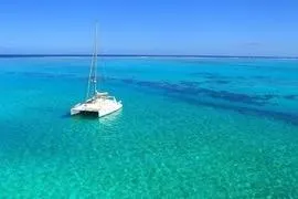 Casuarina Yacht Photos Pics Sailing catamaran Voyage Yachts Norseman 430, 2000, on clear turquoise waters.