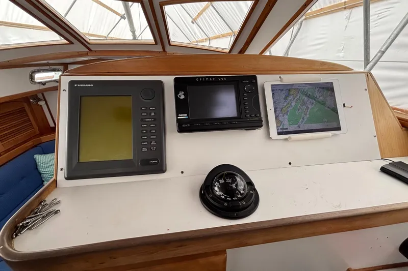 Custom Yacht Photos Pics Navigation equipment on a 2000 Sabre 452 yacht, featuring GPS, compass, and chart display.