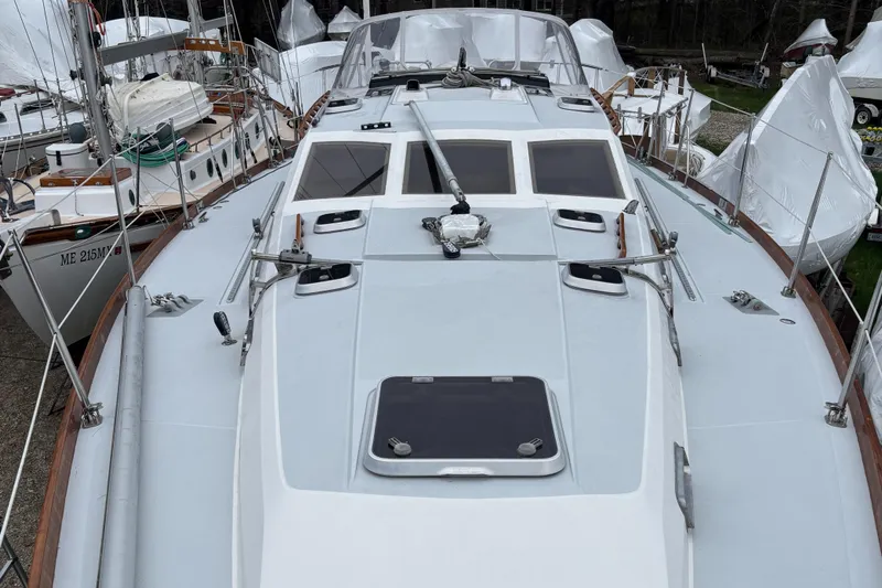 Custom Yacht Photos Pics Sailboat deck of 2000 Sabre 452, featuring sleek design and modern fittings.