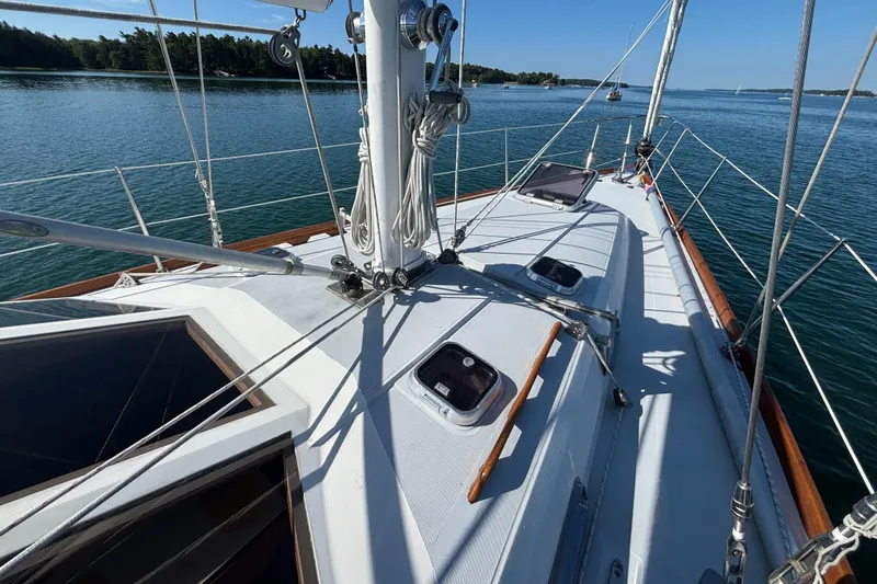 Custom Yacht Photos Pics Sailboat deck view on water, Sabre 452, 2000 model, clear sky, serene surroundings.
