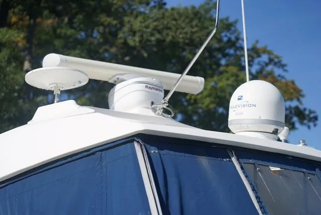 L' Aventura Yacht Photos Pics 2010 Sea Ray 470 Sundancer yacht with radar and satellite equipment.