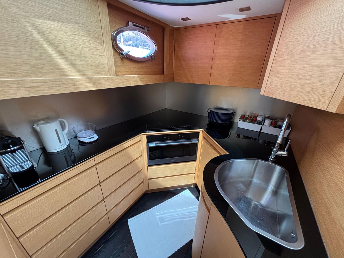 2011 Pershing 66 