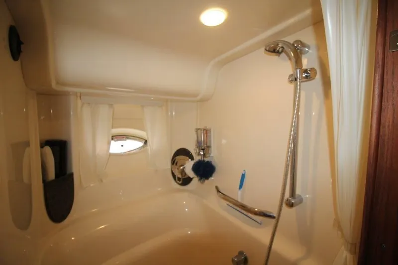  Yacht Photos Pics 2006 SEA RAY 44 SUNDANCER - Image 31