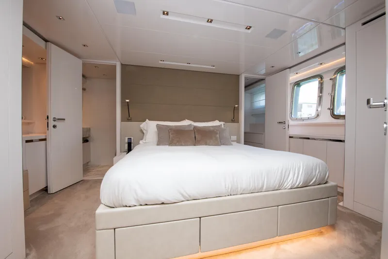 Echo Too - Sl78/753 Yacht Photos Pics Luxurious bedroom interior of 2022 Sanlorenzo SL78 yacht with modern design and elegant furnishings.