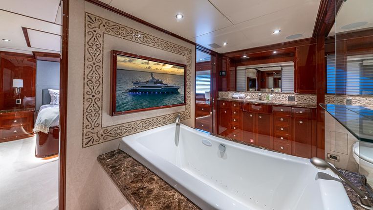 2008-133-broward-custom-motoryacht