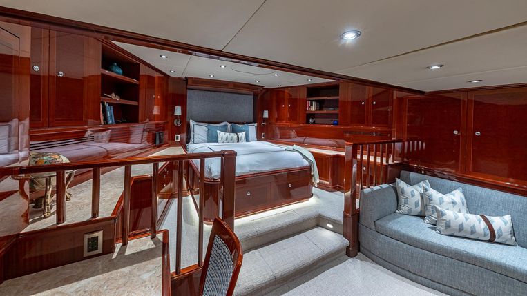 2008-133-broward-custom-motoryacht