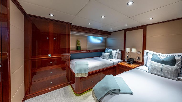 2008-133-broward-custom-motoryacht