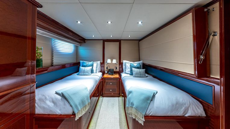 2008-133-broward-custom-motoryacht