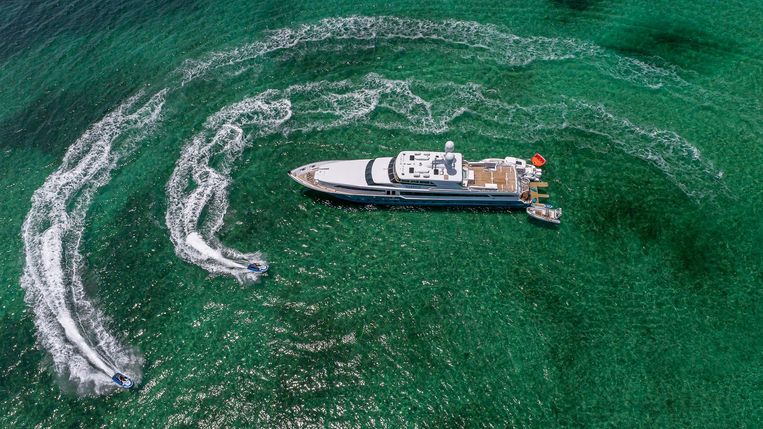 2008-133-broward-custom-motoryacht