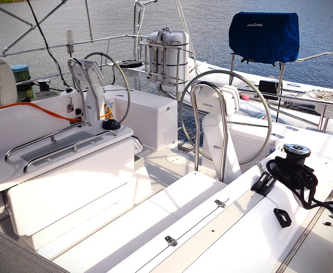 Meru Yacht Photos Pics 2019 Catalina 425 yacht cockpit with steering wheel and seating area.