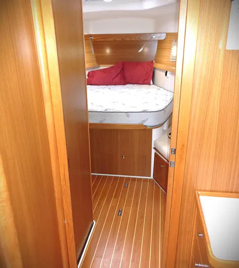 Meru Yacht Photos Pics Interior cabin of 2019 Catalina 425 sailboat with wooden finish and cozy bed.