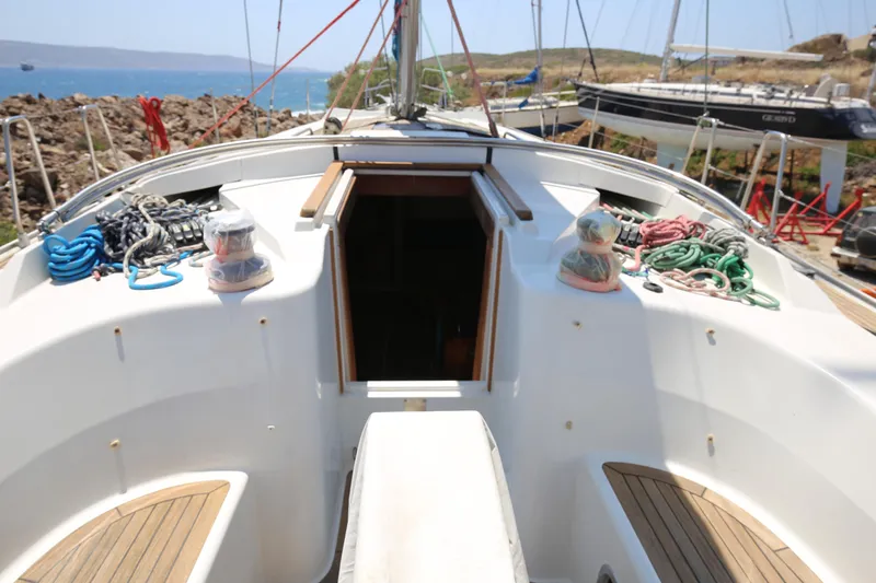  Yacht Photos Pics 2007 Hanse 430e sailboat deck with open cabin, ropes, and winches.