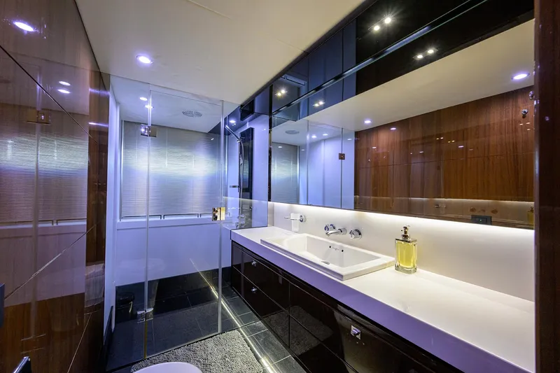 Joint Credit II Yacht Photos Pics Princess 72 Joint Credit II - Interior Stateroom Head