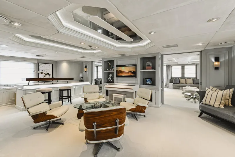 Chakra Yacht Photos Pics A-deck lounge bar