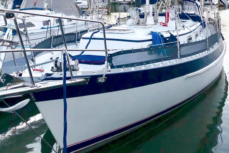 Fidelity Yacht Photos Pics Sailboat Valiant 42 CE/SE 2010 docked in marina, featuring sleek design and blue accents.