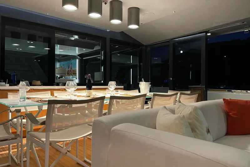 D&d Yacht Photos Pics Main Deck Dining Table