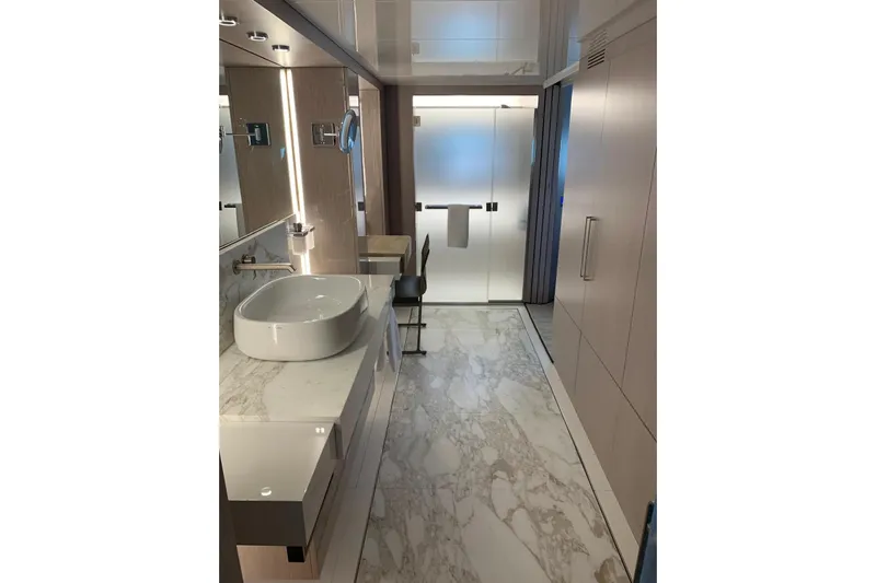 D&d Yacht Photos Pics Master Cabin Bathroom