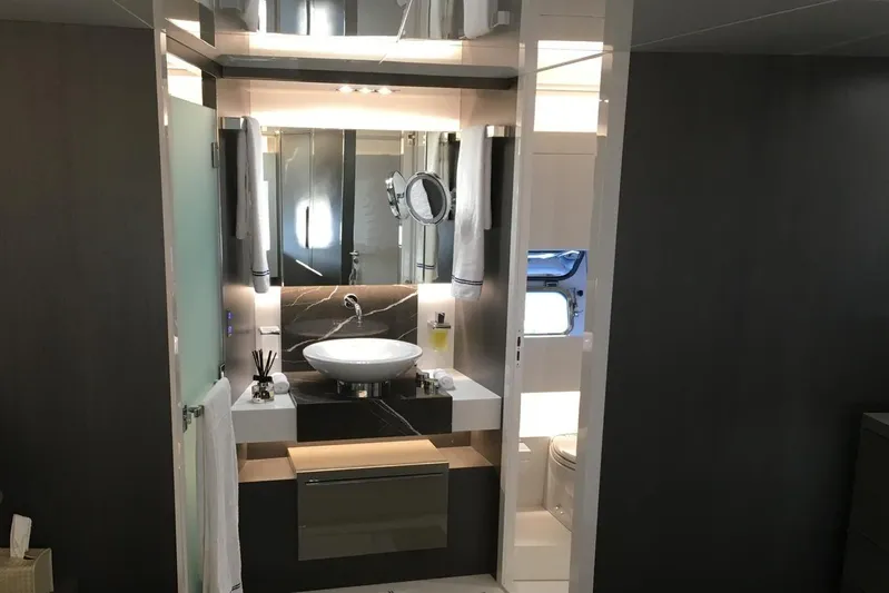D&d Yacht Photos Pics VIP Cabin Bathroom