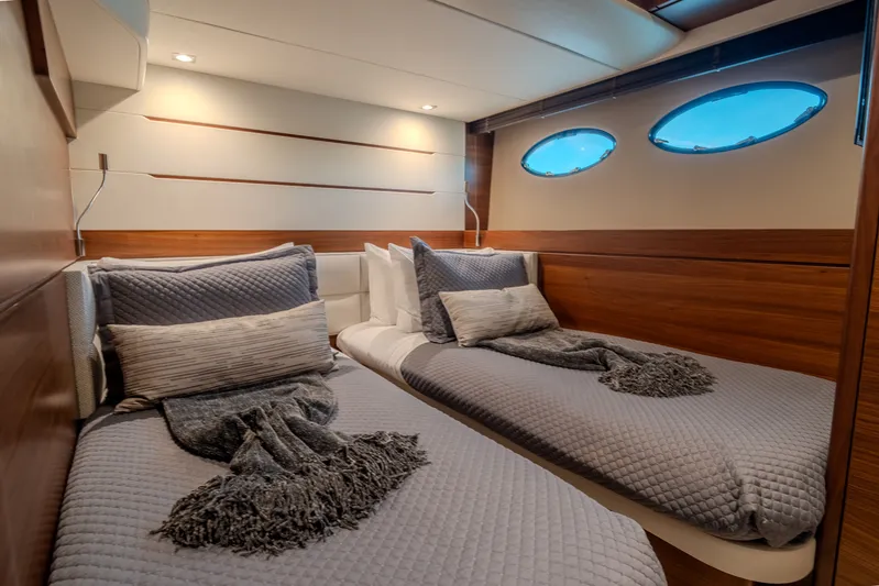 Clarity Yacht Photos Pics 