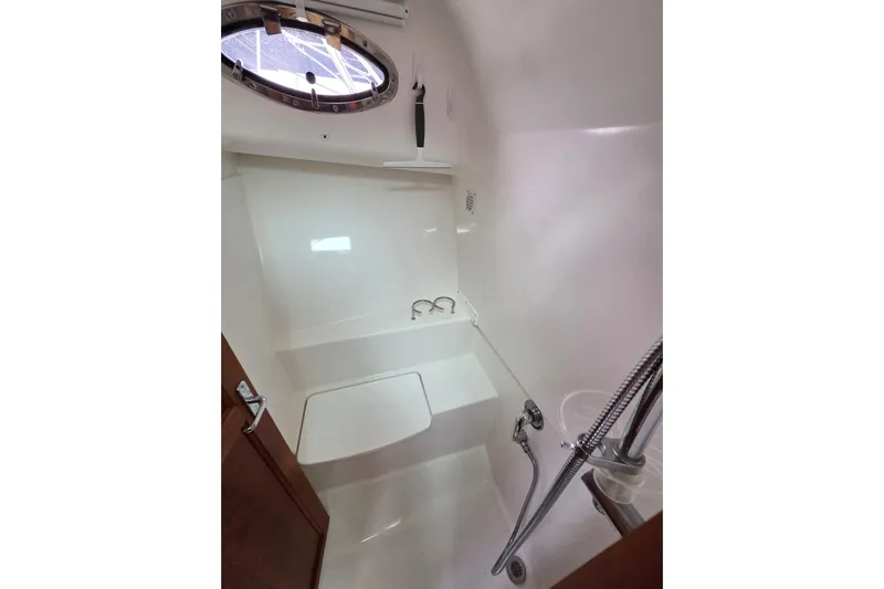 Jubilee Yacht Photos Pics 2018 Back Cove 32 yacht bathroom with shower and porthole window.
