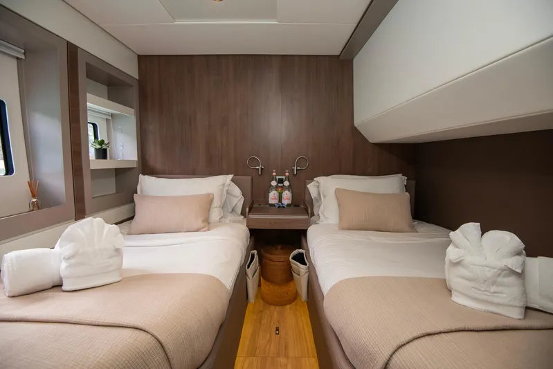 Windward Yacht Photos Pics Mid guest cabin