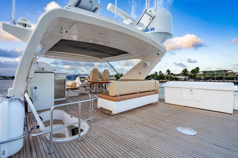 Vitamin Sea Yacht Photos Pics Azimut 70 Fly 2011 yacht deck with seating and ocean view.
