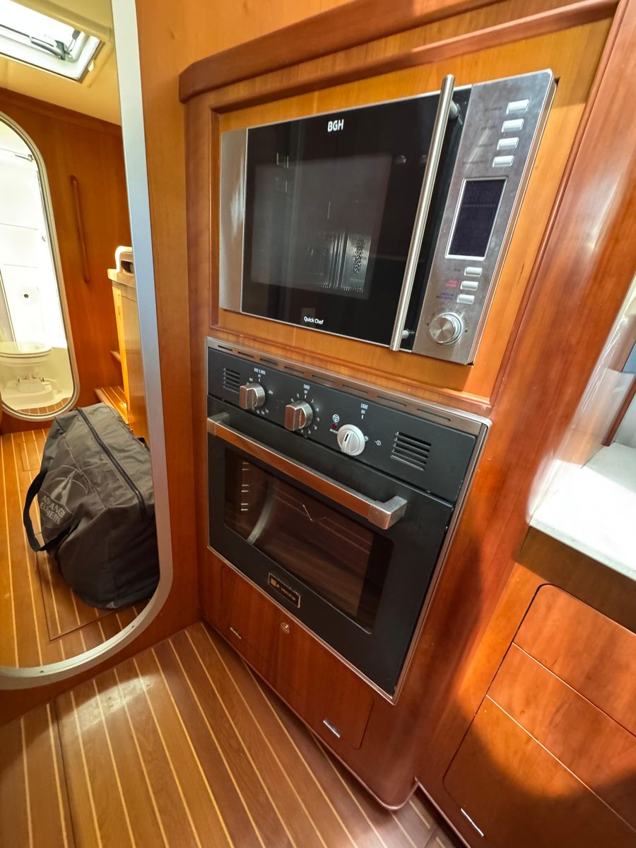 2016 Antares 44 