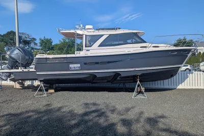 Cutwater C-32 Coupe