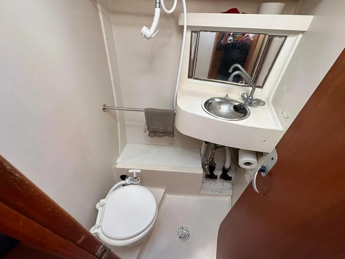 Time Shaver Yacht Photos Pics Fully enclosed head w/shower