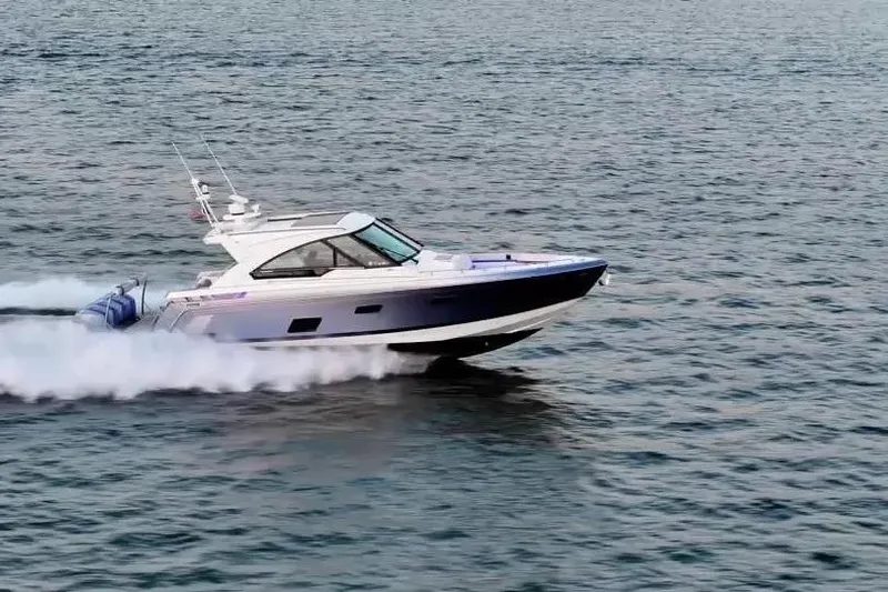  Yacht Photos Pics 2020 Formula 400 Super Sport Crossover speeding on open water.