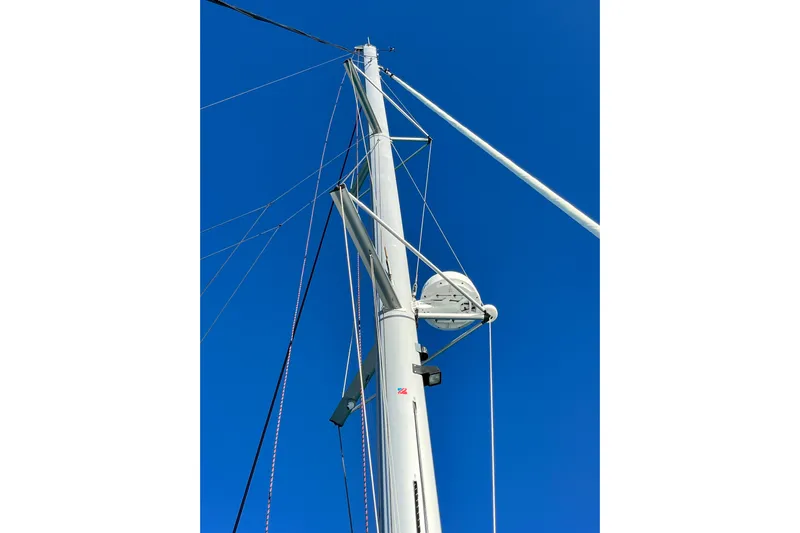 Family Therapy Yacht Photos Pics Mast of 2023 Fountaine Pajot Elba 45 Catamaran against clear blue sky.