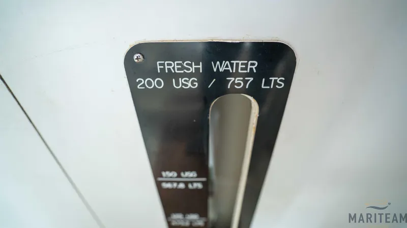 American Dream Yacht Photos Pics Fresh water gauge on 2011 Grand Banks 41 Heritage EU, showing 200 USG/757 LTS capacity.