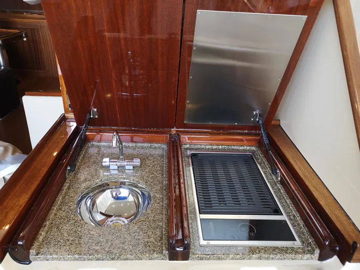 Ripplecove Yacht Photos Pics Luxury yacht Vicem 54 Classic 2006 galley with sink and grill on granite countertop.