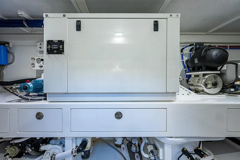 Lucky Yacht Photos Pics Maverick 50 "Lucky" - Engine Room