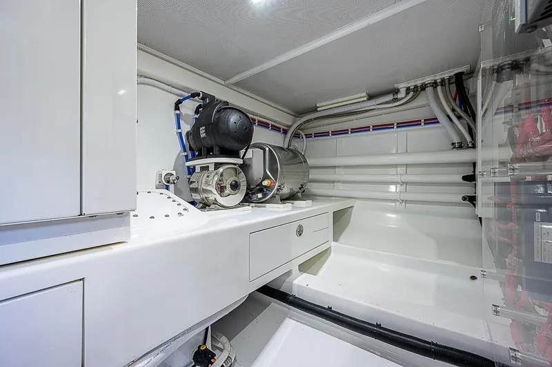 Lucky Yacht Photos Pics Maverick 50 "Lucky" - Engine Room