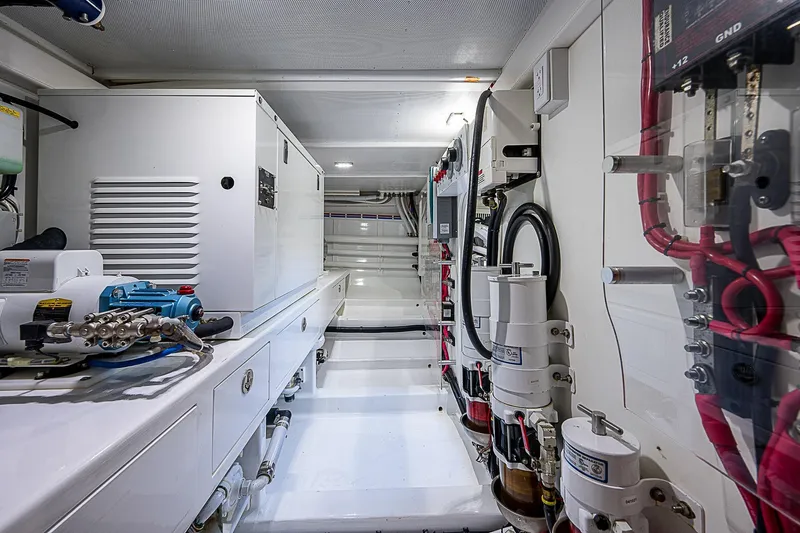 Lucky Yacht Photos Pics Maverick 50 "Lucky" - Engine Room