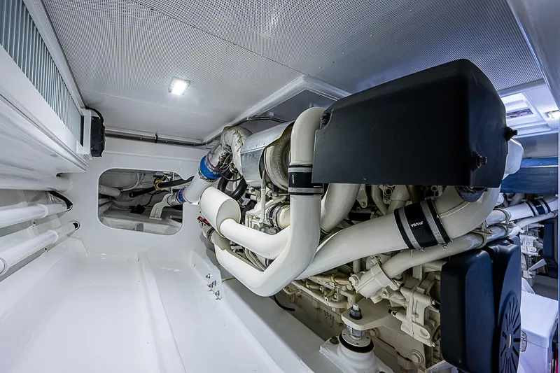 Lucky Yacht Photos Pics Maverick 50 "Lucky" - Engine Room